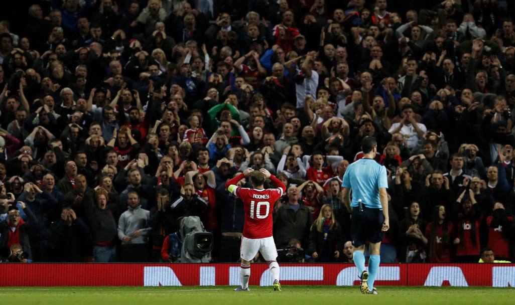 La disperazione di Rooney dopo un gol sbagliato. Il suo Manchester United riesce comunque a battere il Wolfsburg. Reuters